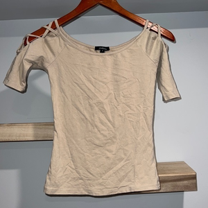 Nude t‎ shirt